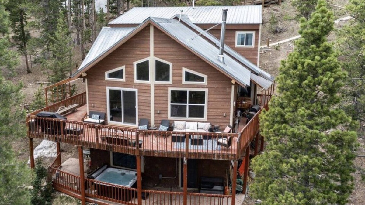 Saint Mary's House | St. Mary's mountain retreat with hot tub - sleeps 10
