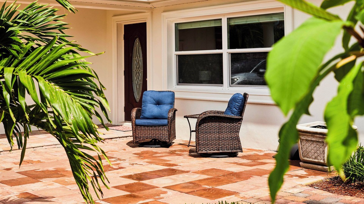 St. Pete Beach House | St. Pete Beach 1 blk l 3 King beds l Sleeps 12