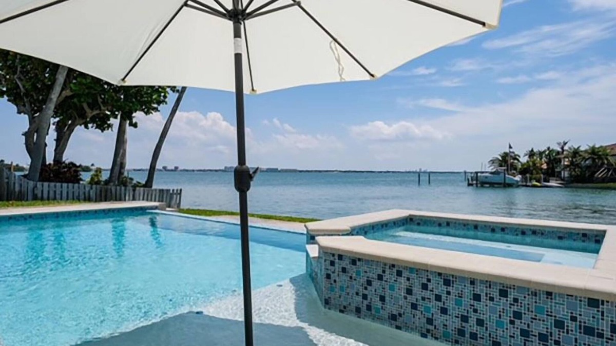 Belle Vista House | St Pete Beach Belle Vista 3bd 4ba Waterfront Pool