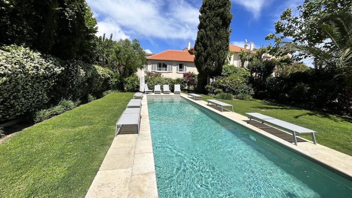 Saint-Tropez City Centre Villa | St Tropez-3mn place des Lices: villa-pool-large garden not overlooked