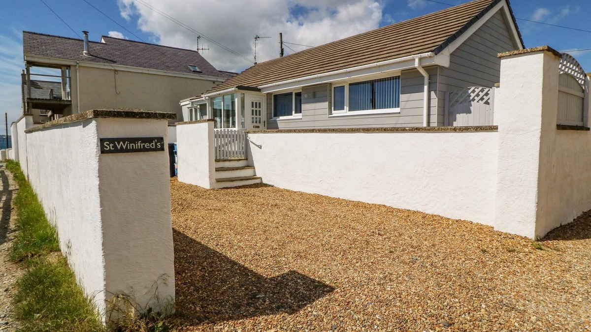 Rhosneigr Cottage | ST WINIFREDS, pet friendly, with a garden in Rhosneigr