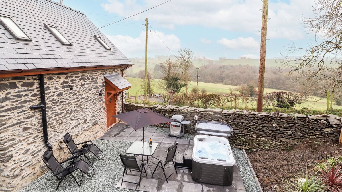 Oswestry Cottage | STABL, PLAS MOELFRE HALL BARNS in Llanrhaeadr-Ym-Mochnant