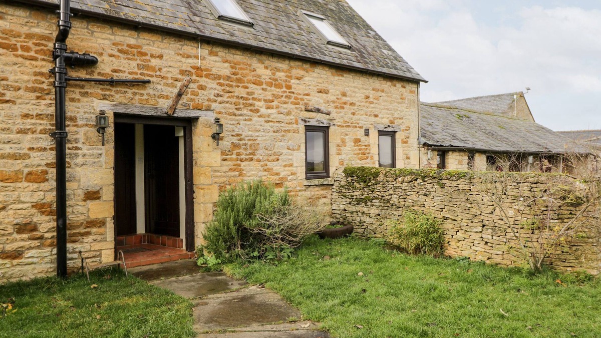 Longborough Cottage | STABLE COTTAGE, pet friendly, with open fire in Moreton-In-Marsh