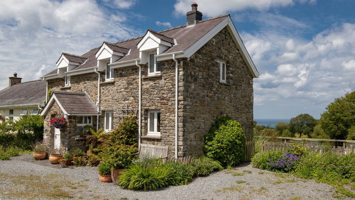 New Quay Cottage | STABLE COTTAGE, character holiday cottage, with open fire in New Quay