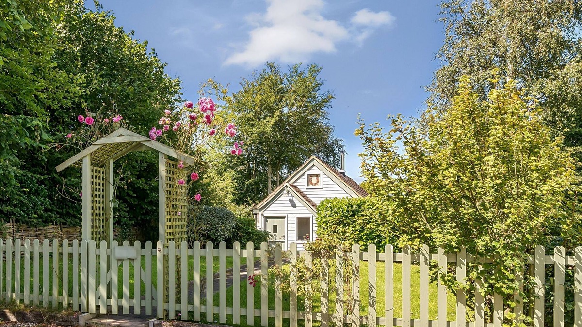 Frome Saint Quinton Cottage | Stable Cottage - sleeps 2 guests in 1 bedroom