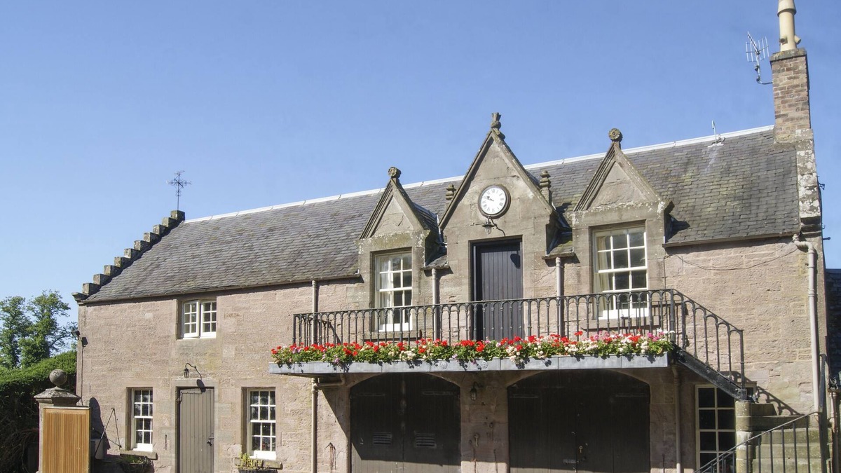 Perth Apartment | STABLE FLAT, pet friendly, with a garden in Scone