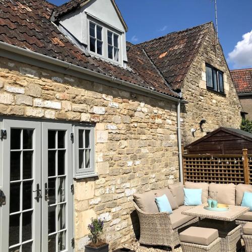 Whaddon House | STABLES Stylish comfortable peaceful cottage with parking and outdoor space