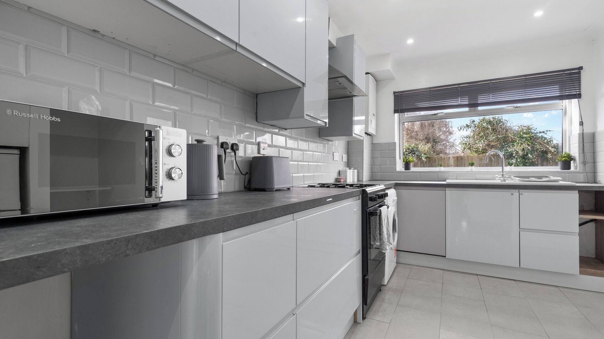 Staines House | Staines House-3bed-sleeps7- Freep-close to Airport