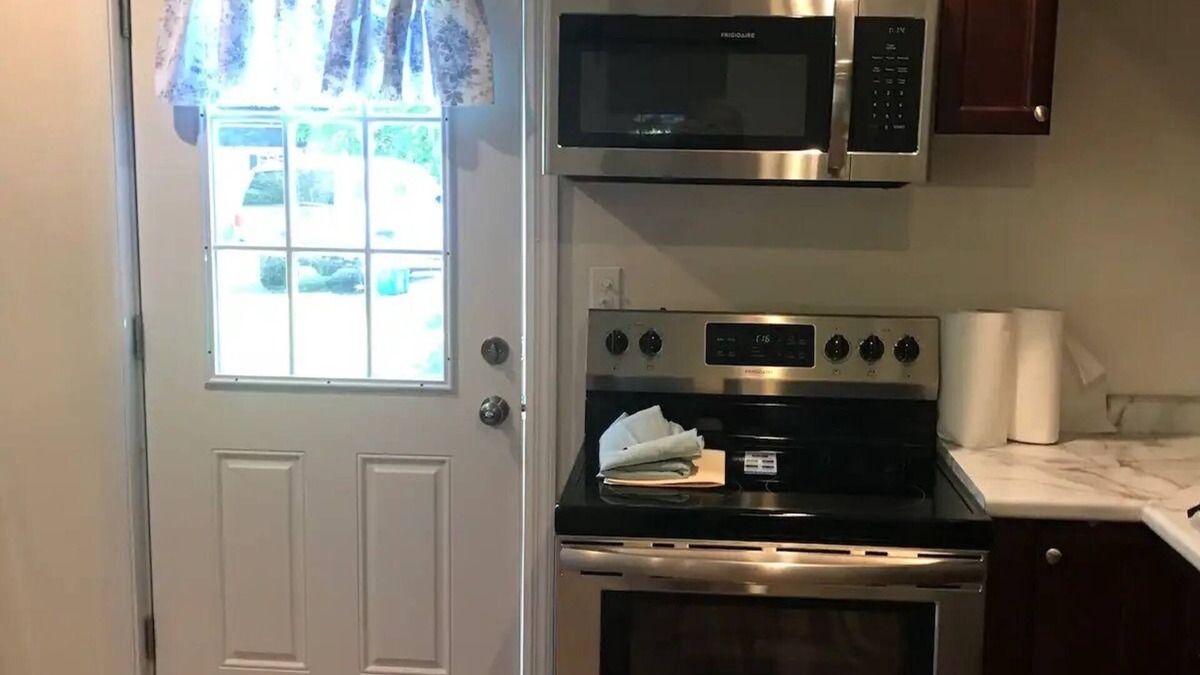 Stamford Apartment | Stamford CT Guest Suite. Spacious, private home for visiting family & friends