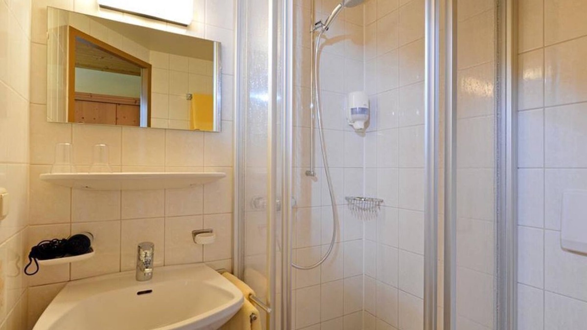 Scheffau am Wilden Kaiser Bed & Breakfast | Standard room 3, shower/WC, from 4 nights half board - Berggasthof Bärnstatt