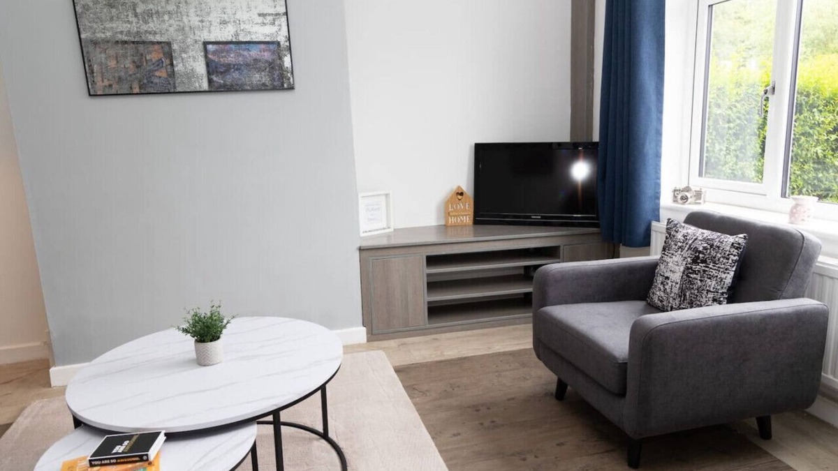 Radcliffe House | Stand up & Shout - Lovely 2 bed property.