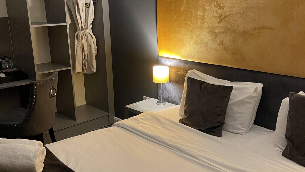 Scunthorpe Hotel | standard double bedroom with en suite