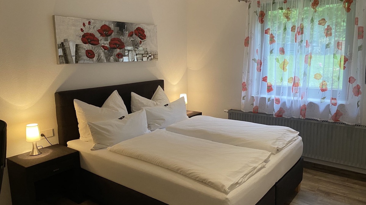 Pfeffingen Apartment | Standard double room, 22sqm, ground floor, private bathroom, garden view