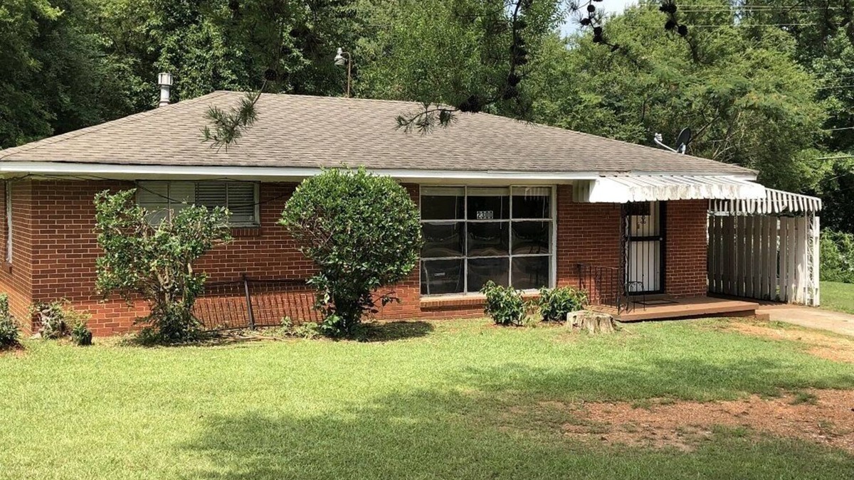 Glen Iris House | Standard home near colleges, hospitals, shopping and more!