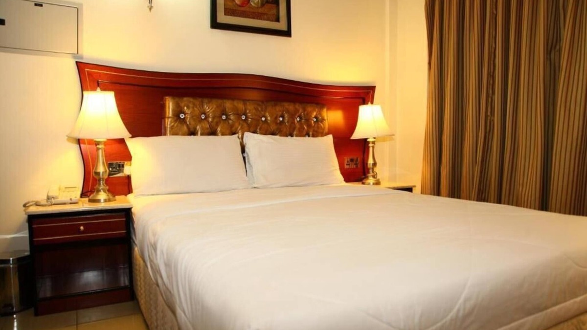 Al Muraqqabat Apartment | Standard King Or Twin Room Near Al Bassam Centre