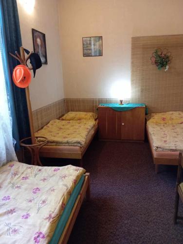 Cakova House | Stará škola - třílůžkový pokoj v pohodlí a klidu