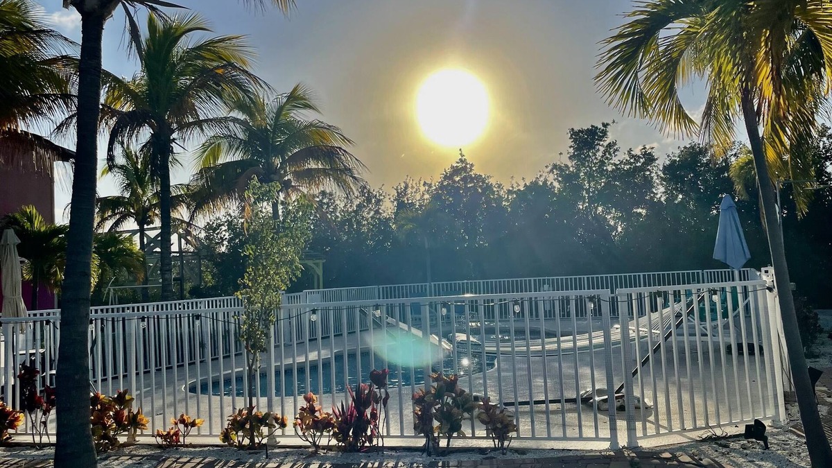 Summerland Key Cottage | STAR FISH COTTAGE, Sleeps 4 - Summer Vacation, Lobster & Fishing Season is Here!