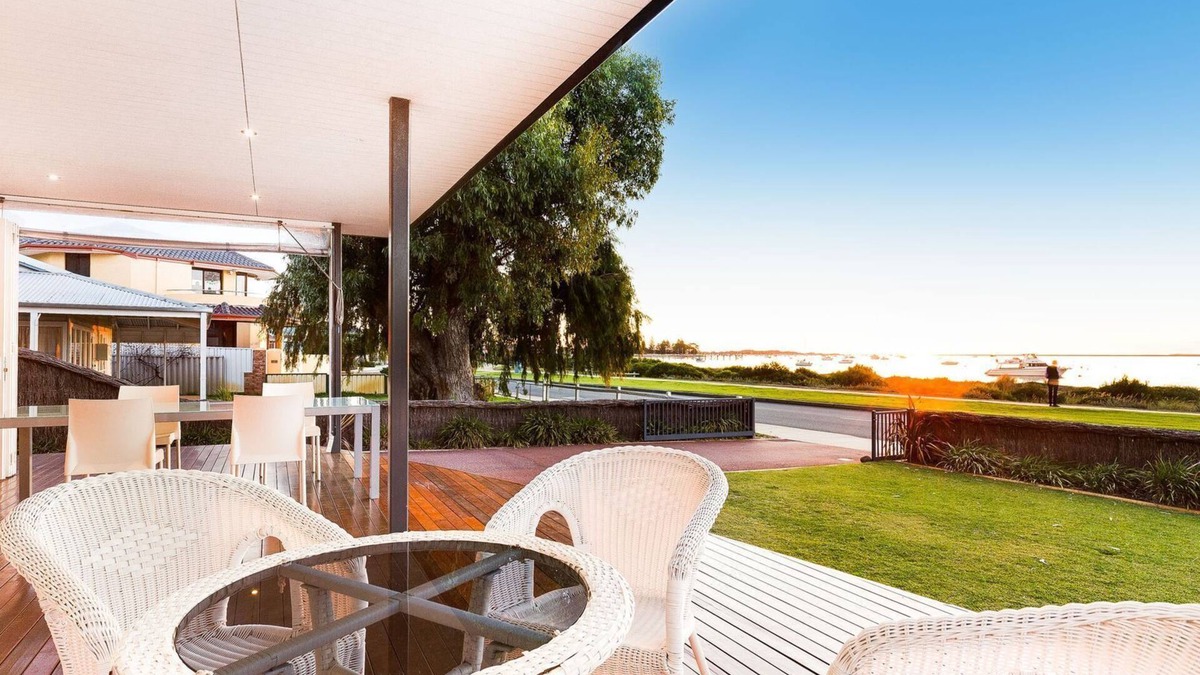 Rockingham Apartment | STARFISH Condo/Apartment - Holiday Retreat with Amazing Beachfront Aspect