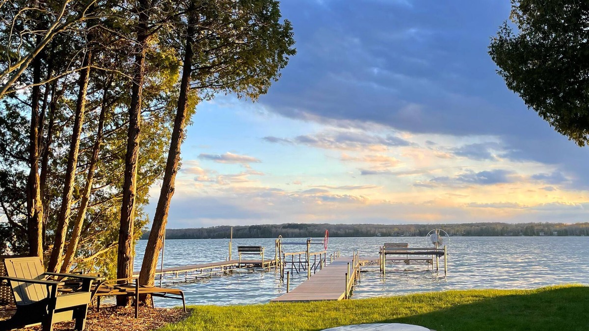 Baileys Harbor House | Starflower Cottage- Vintage Charm on the Lake