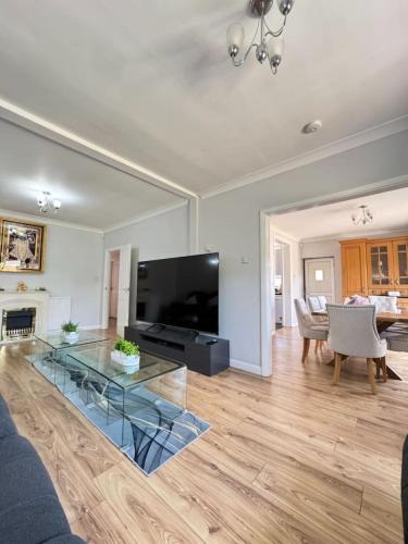 Ashford House | Starling House 3BR near Heathrow, London
