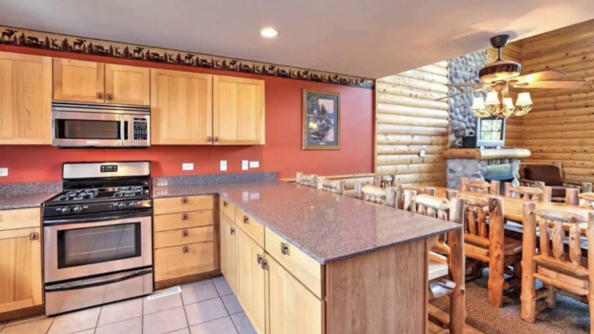 Oglesby House | Starved Rock Rustic Retreat