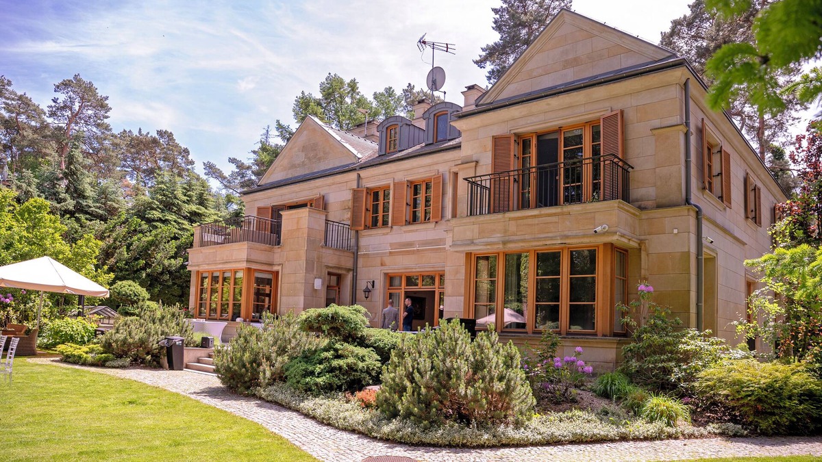 Lesznowola Villa | Stately Home 25 mins to central Warsaw