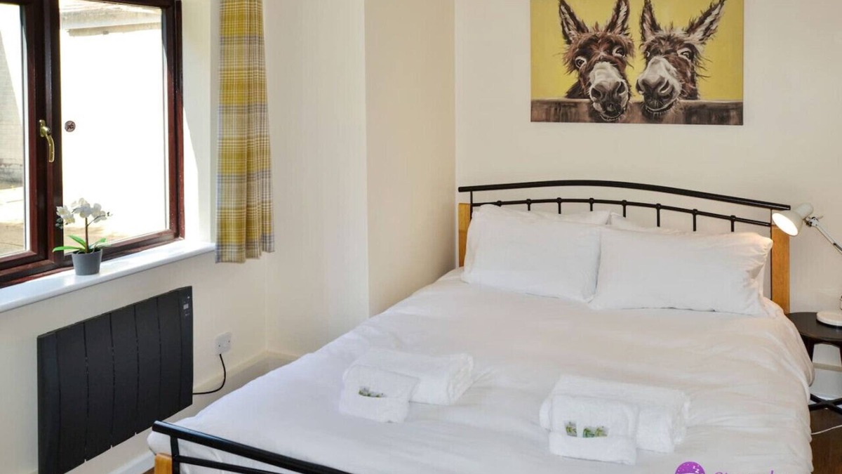 Salisbury Condo | Station 1 Bed Apartment – Stayseekers