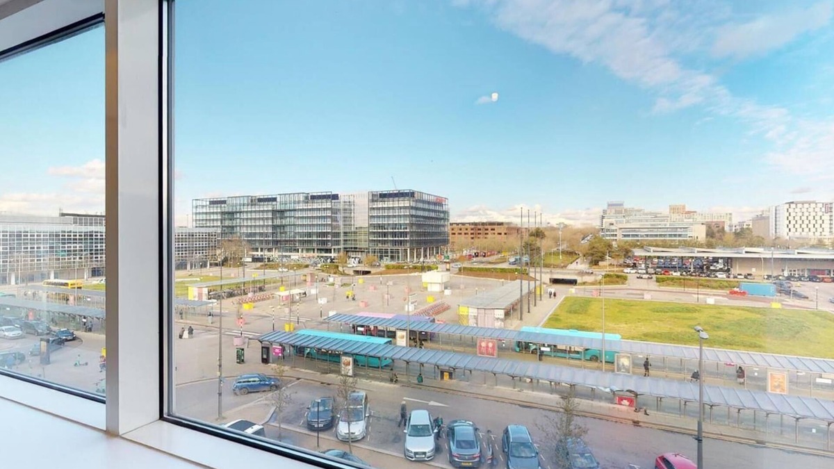 Central Milton Keynes Apartment | Station house