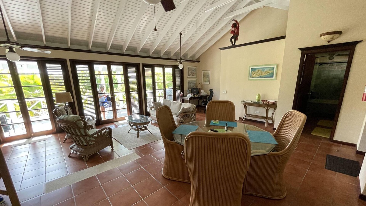 Estate River House | Stay 7 nights - get 1 night free!! GORGEOUS VILLA, GATED COMMUNITY!