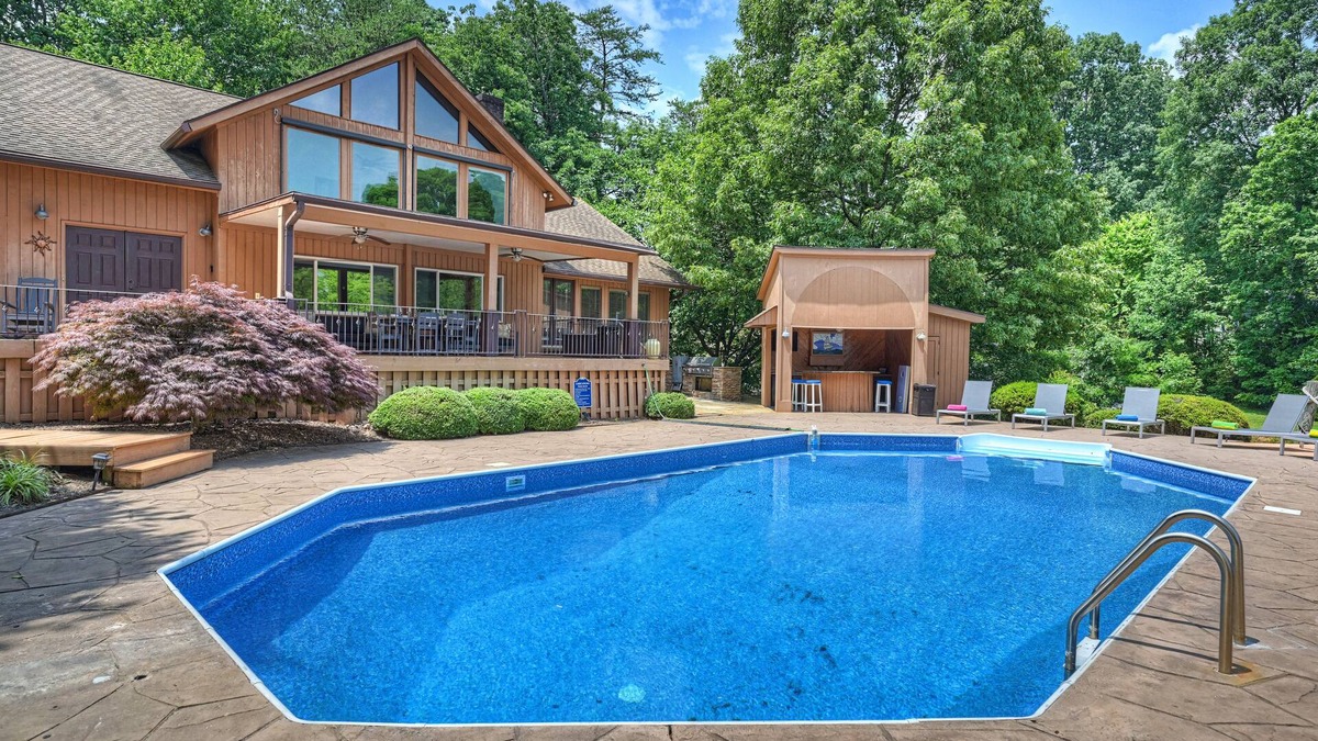 Mayhew House | Stay Awhile by AvantStay | Lakefront + Pool, Dock