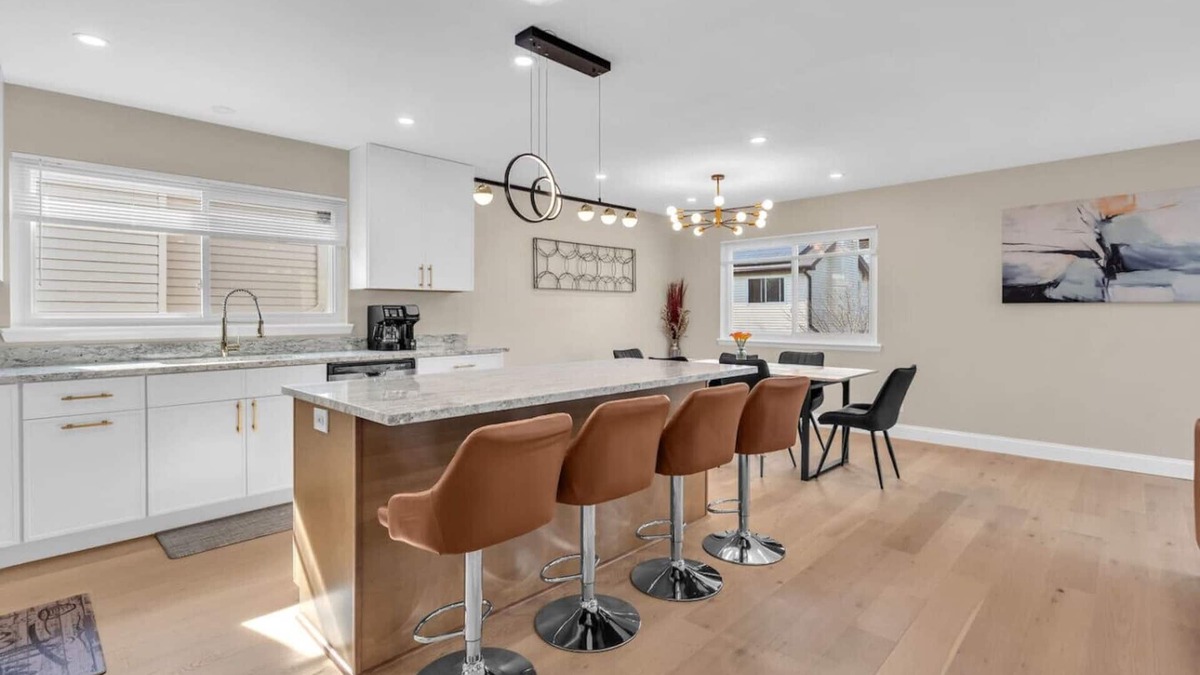 Streamwood House | Stay Awhile! Spacious Home w/All You Need