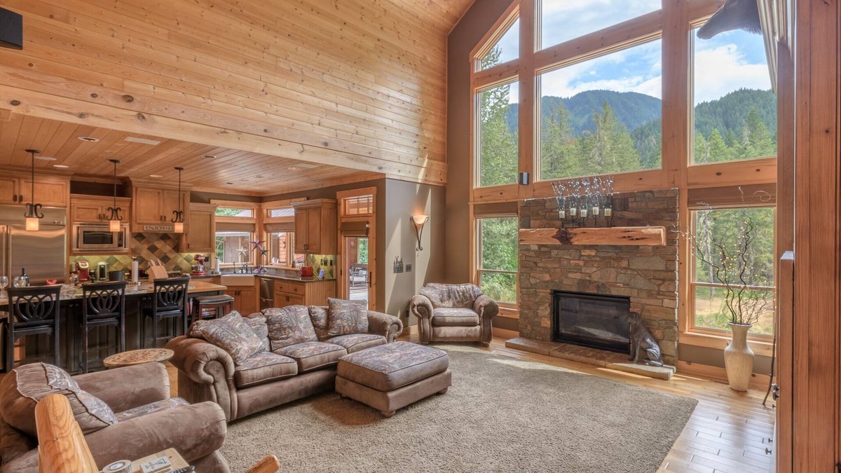 Rhododendron Cabin | Stay before 9/22 get the 3RD night FREE! Hot tub, secluded