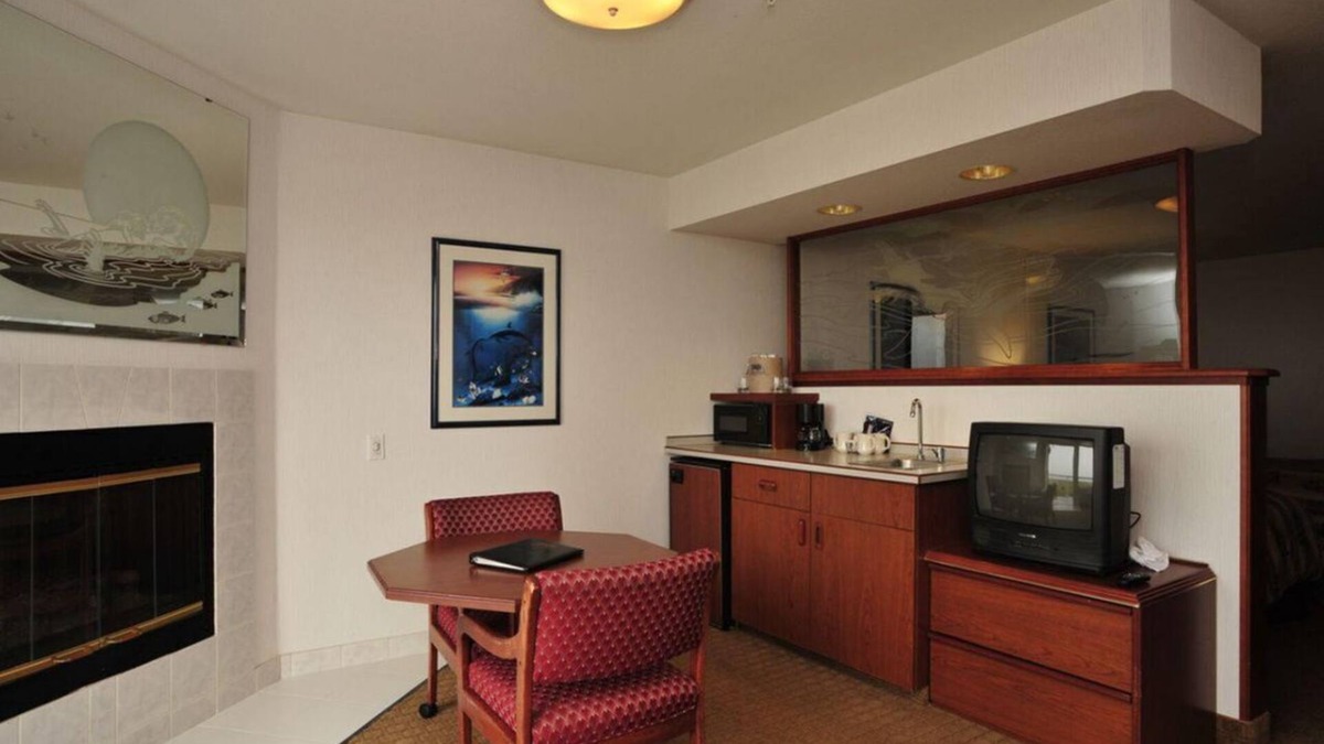 Ocean Shores Hotel | STAY BY THE BEACH! COMFY UNIT, POOL, SAUNA