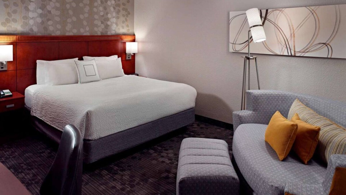 Cumberland Hotel | Stay Close to Cumberland Mall! Pet Friendly Property w/Indoor Pool