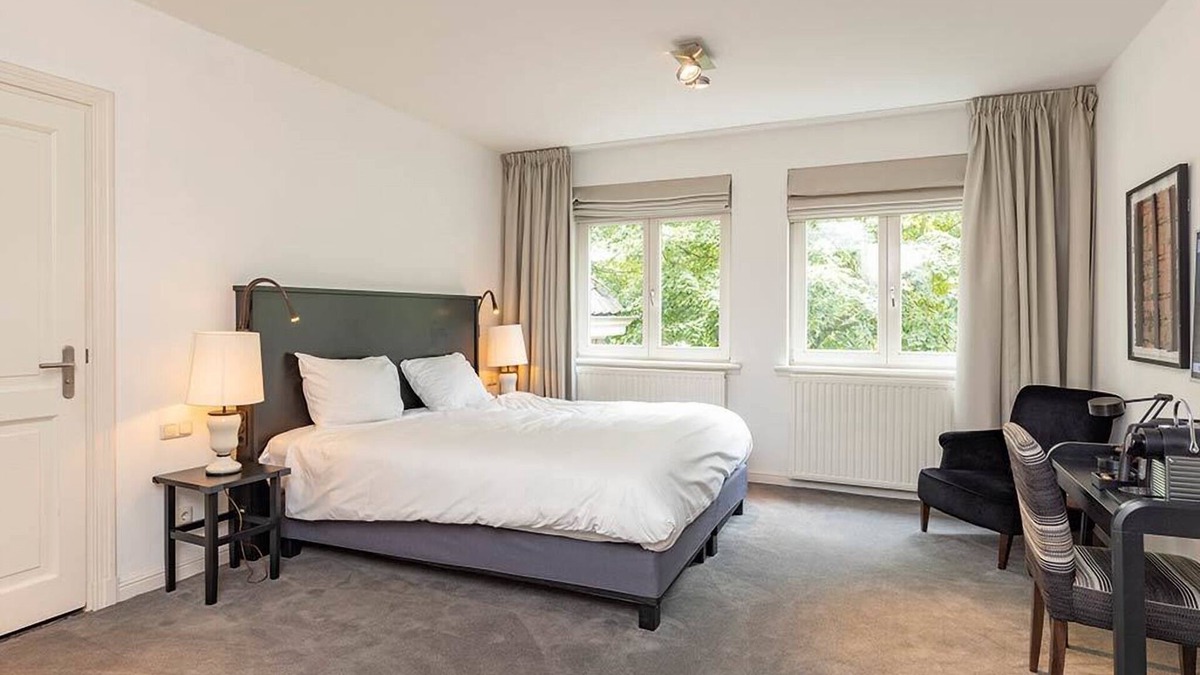Baarlo Hotel | Stay Close to Nature with Free Parking and Dining!