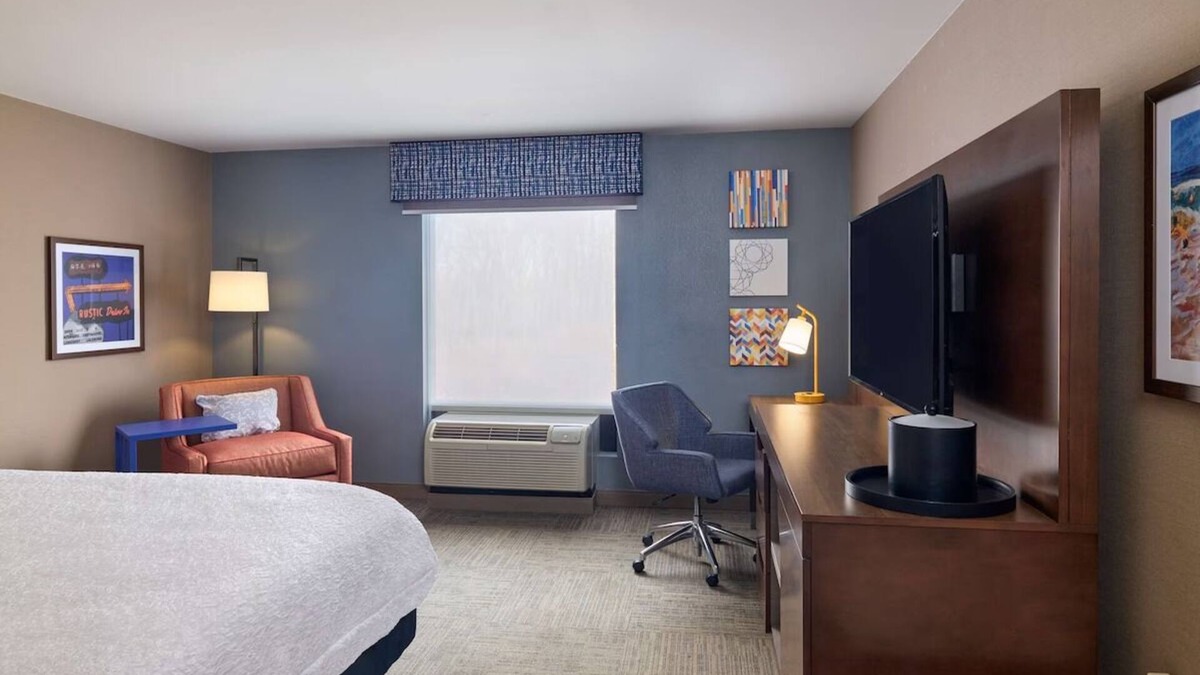 Smithfield Hotel | Stay Close to Twin River Casino – Room with Pool, Gym, and Breakfast