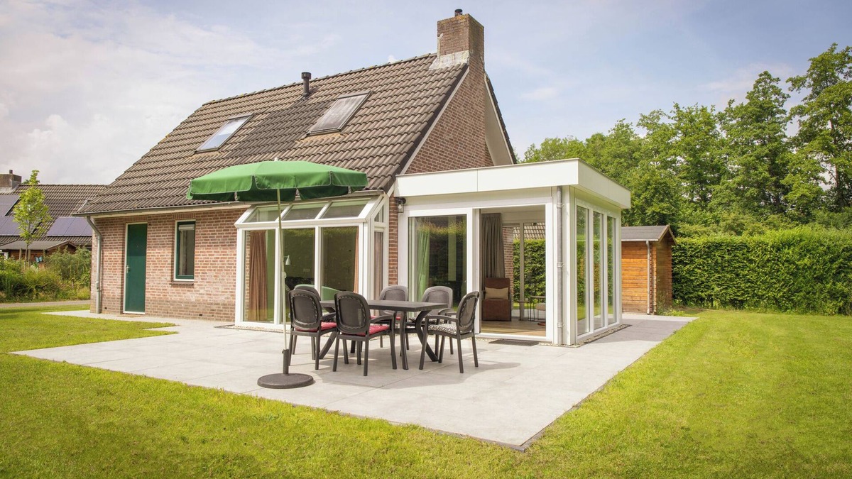 Nieuw Heeten House | Stay in Bungalow Schipbeek XL for 6 persons at Vakantiepark de Sallandshoeve – spacious, comfortable, and private accommodation in the heart of nature.