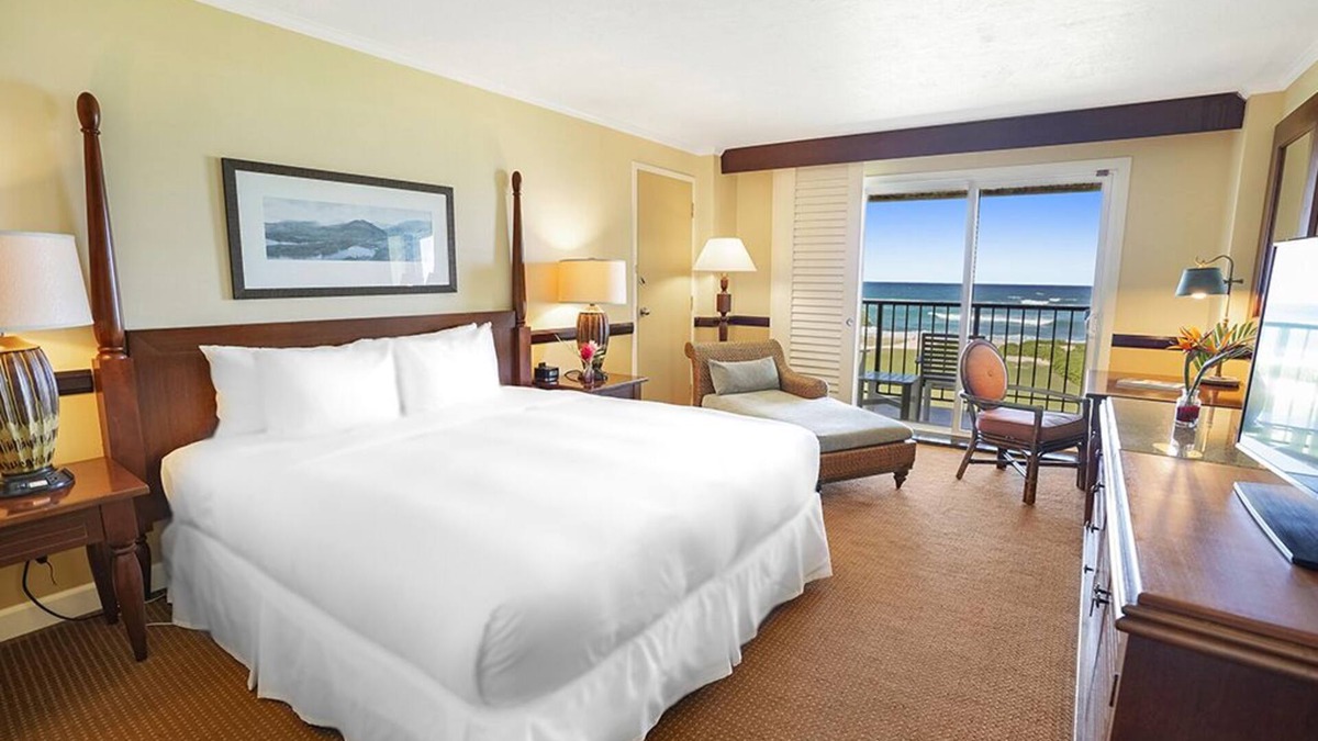 Hanamaulu Hotel | Stay In Comfort at Kauai Beach Resort, 4 Pools!