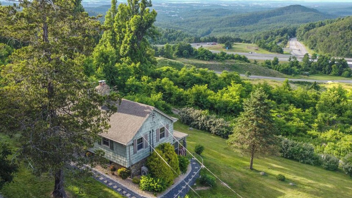 Lyndhurst Cottage | Stay in history at the Swannanoa Gatekeeper Cottage, a cozy mountain retreat beside Swannanoa Palace. Enjoy timeless charm, modern comforts, and easy access to wineries, breweries, hiking trails, and wedding venues.