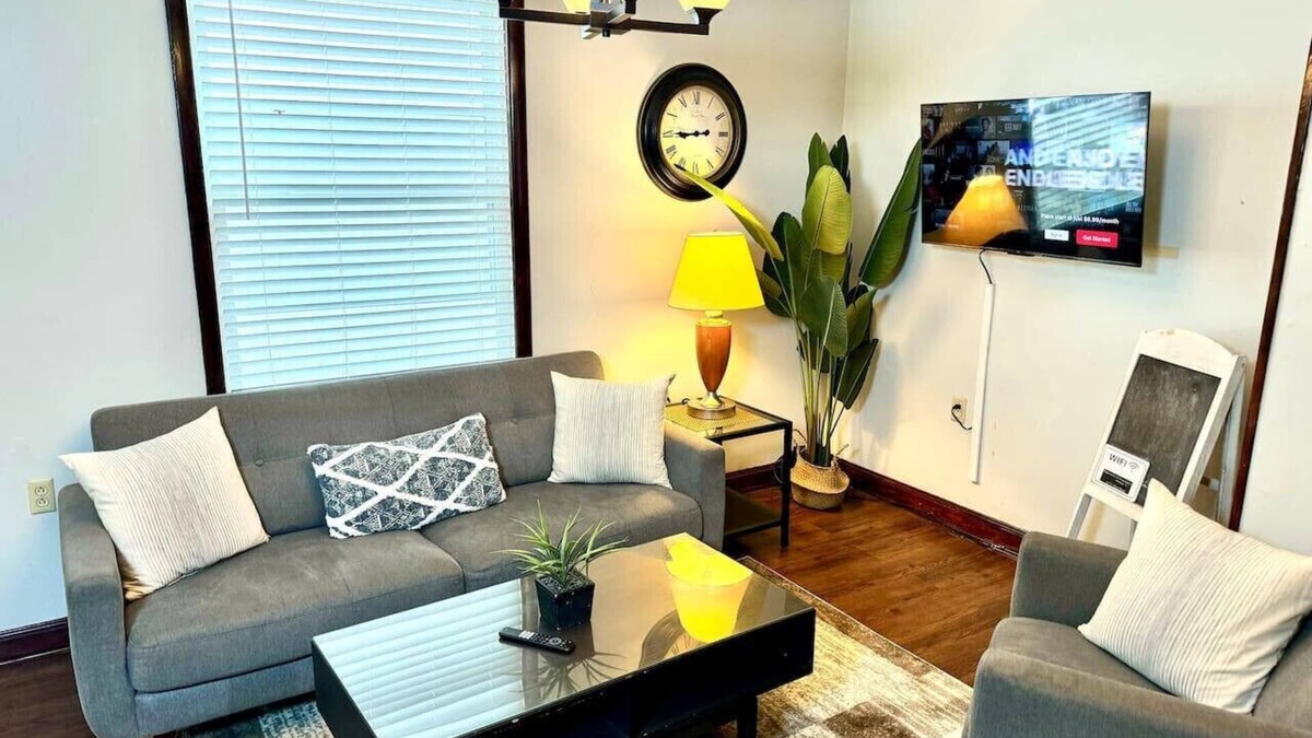 Detroit - Shoreway House | Stay in Ohio City: Walk to Market & Food (4BD/2BA)