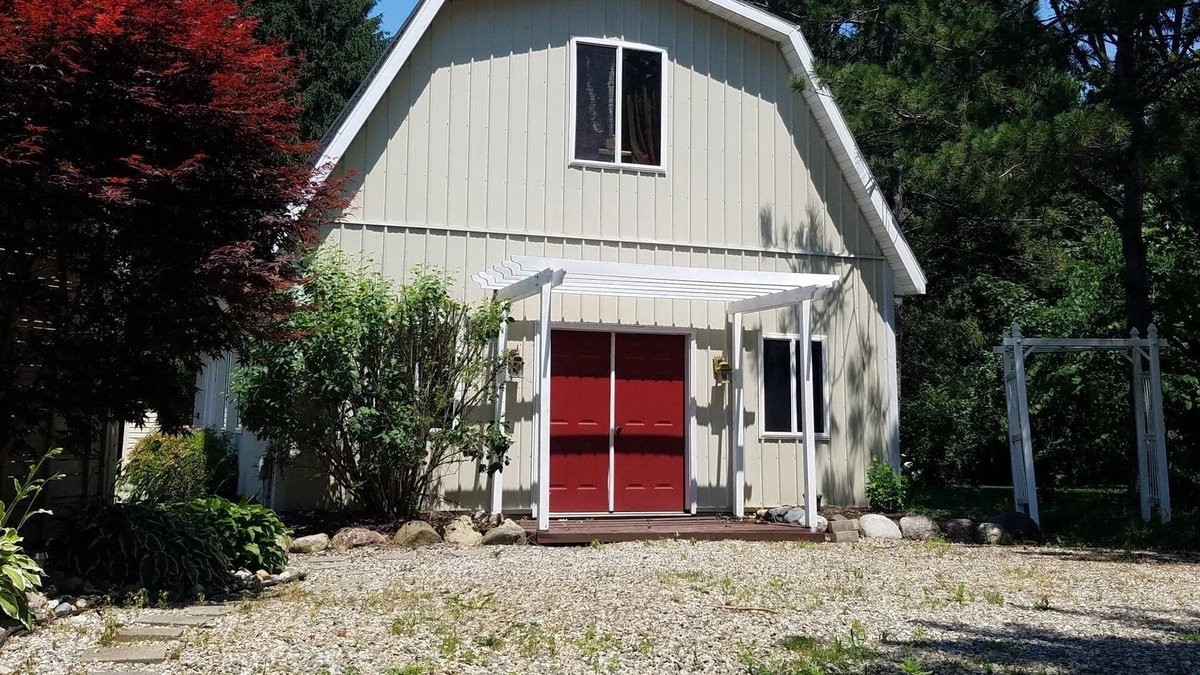 Lansing House | Stay in our Barn! Quiet country setting but still minutes from lansing