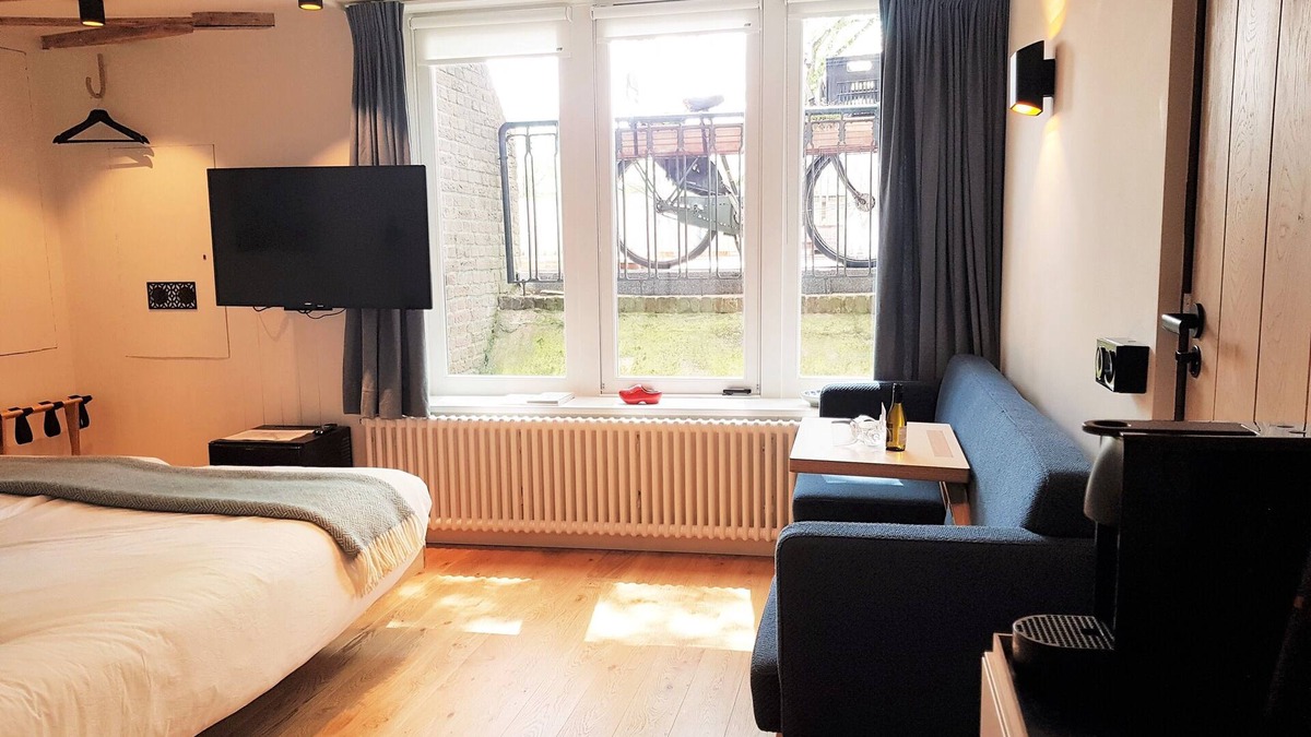 Oostelijke Eilanden en Kadijken Bed & Breakfast | Stay in our centrally located 18th century house. Contactless stay possible.