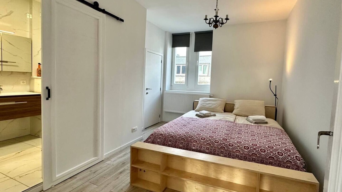 South Antwerp Condo | Stay in Photographers' Gallery