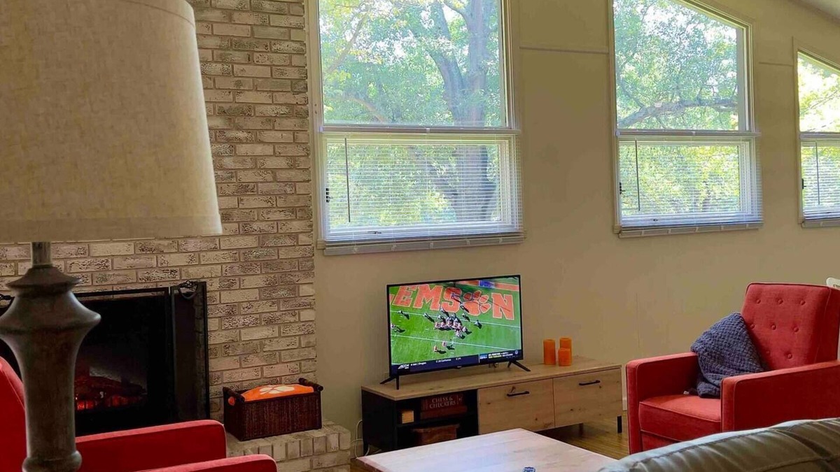 Utica House | Stay in Seneca 8 mins from Clemson Stadium: Fall Promo: Long Weekends 3/4 days.