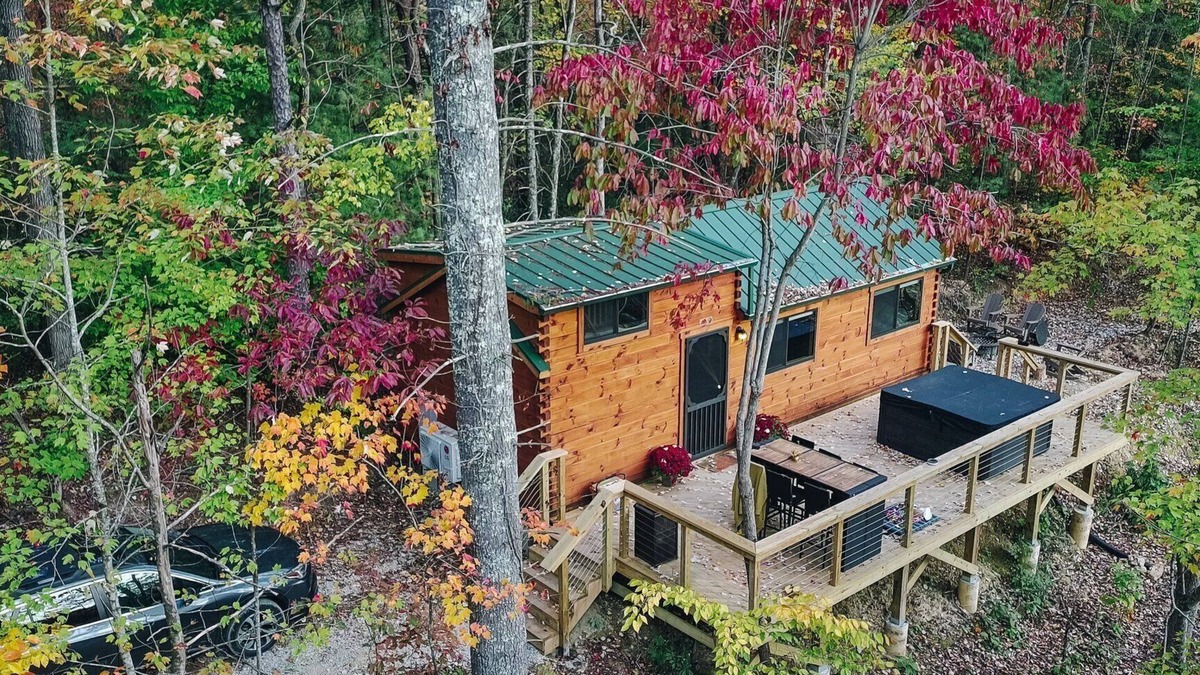 Campton Cabin | Stay in Style and Comfort at Moonshine Manor