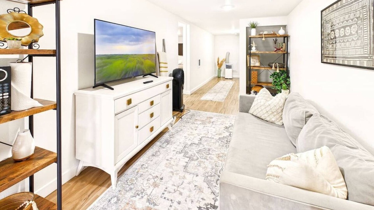 Albany Apartment | Stay in the center of the Willamette Valley close to wineries