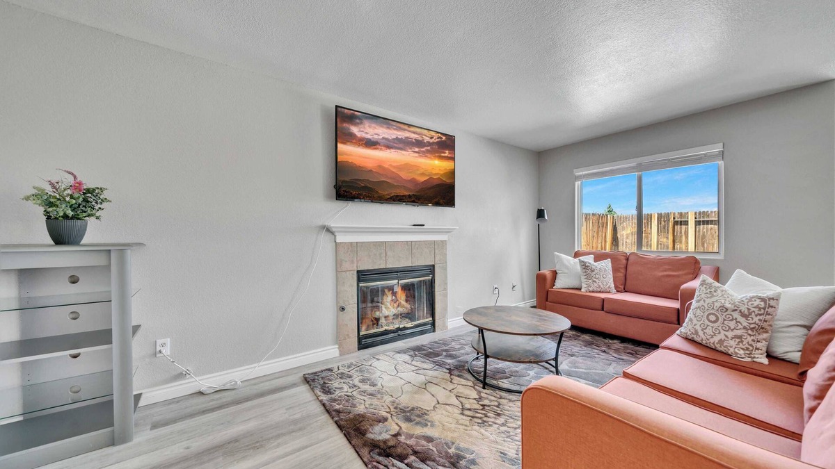 Victorville House | Stay Longer with Flexibility|Family & Pets Approved|Lush Backyard #42111