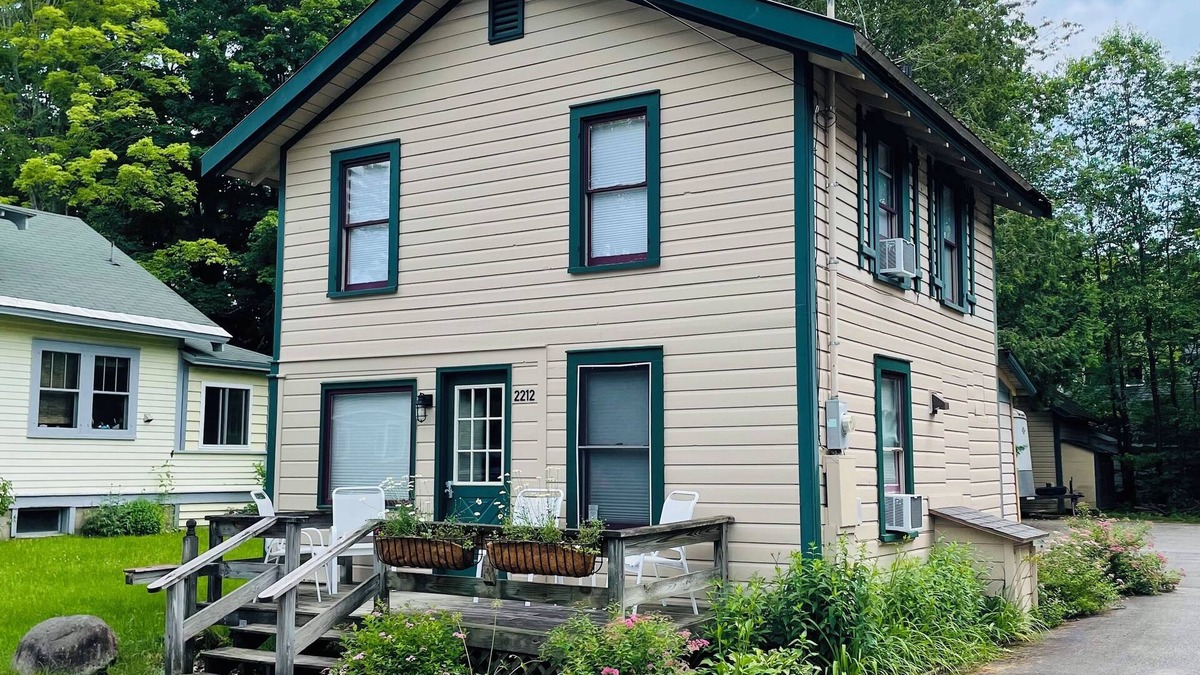 Lake Placid Cottage | Stay near Mirror Lake, enjoy our cozy 2-bedroom cottage