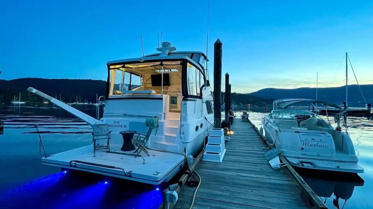 Brentwood Bay Boat Rental | Stay on a Big Beautiful Boat - 2 BDR, Sleeps 4