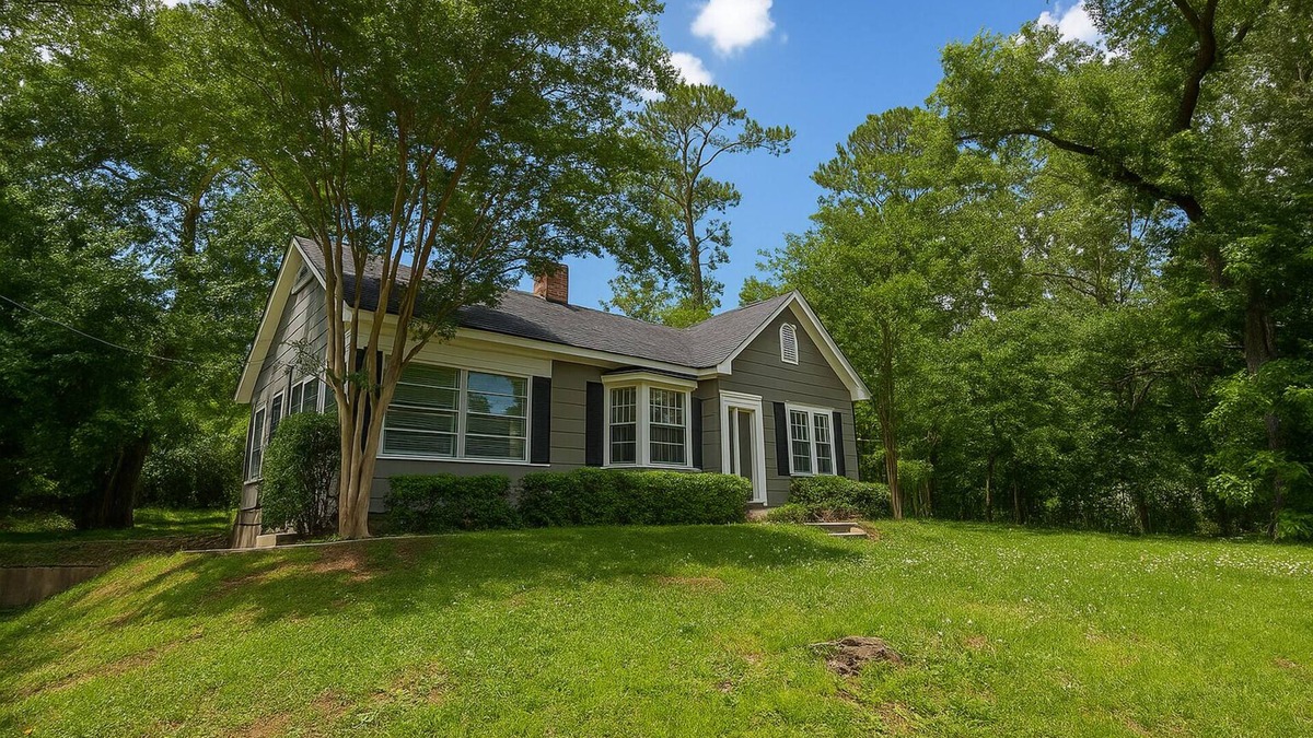 Meridian House | Stay on Magnolia Hill 2BR Cottage in Meridian, Mississippi with Southern Charm